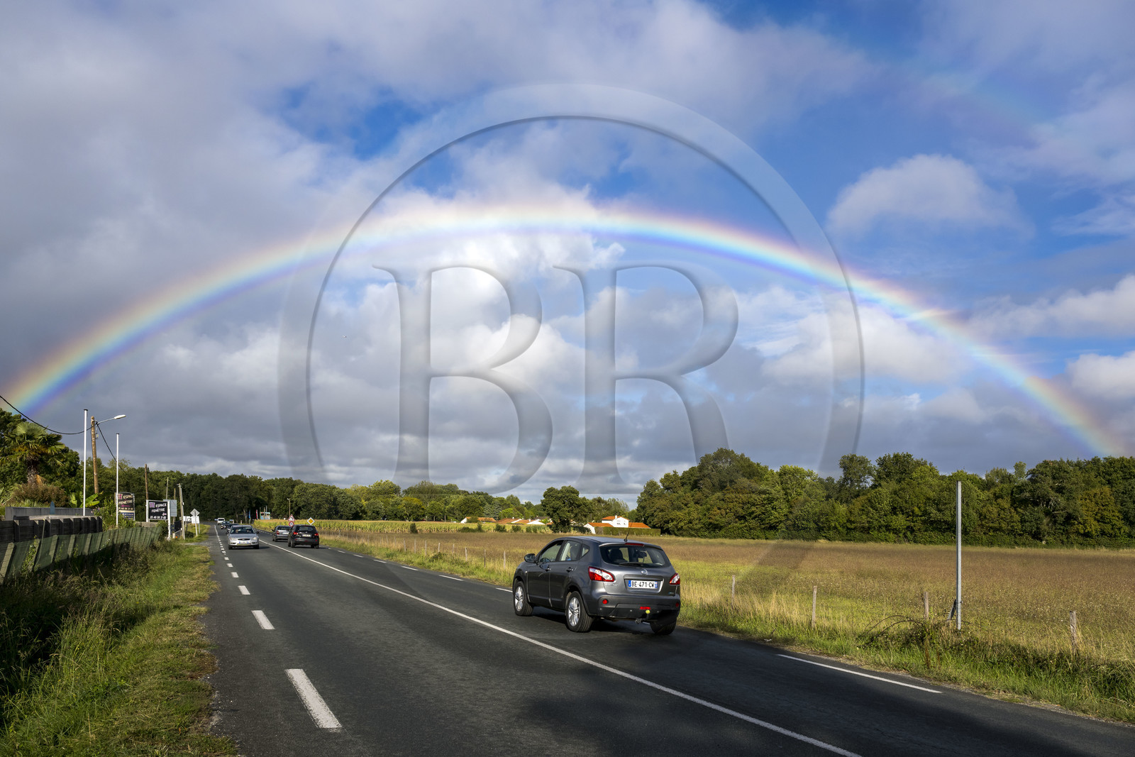 France, Charente-Maritime (17), région de Royan, route encadrée par un arc en ciel