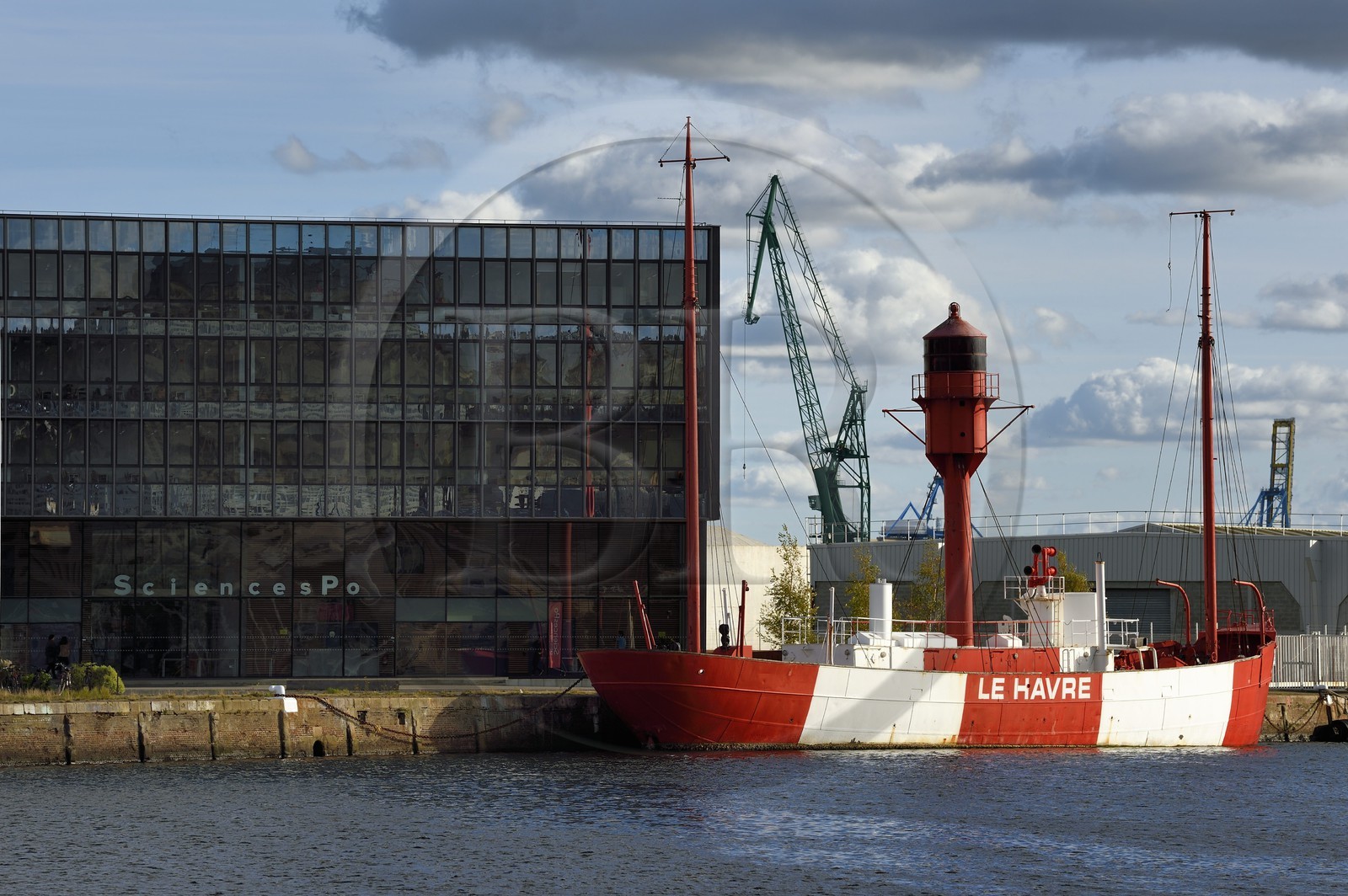 France, Seine-Maritime (76), Le Havre, quartier des docks, batiment de Sciences Po et le bateau phare (bateaux-feux) dans le bassin de l’Eure