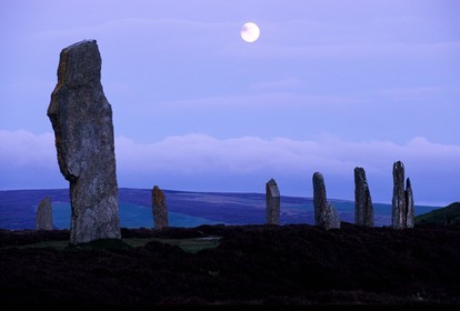 Royaume-Uni, Ecosse, Iles Orcades, Mainland, au bord du Loch of Stenness, pierres levées du Ring of Brogar, classées Patrimoine Mondial de l' UNESCO