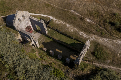 France, Finistère (29), Iles du Ponant, Ile de Batz, vestiges d'un ancien monastère du VIème siècle devenu la chapelle Sainte-Anne (vue aérienne)