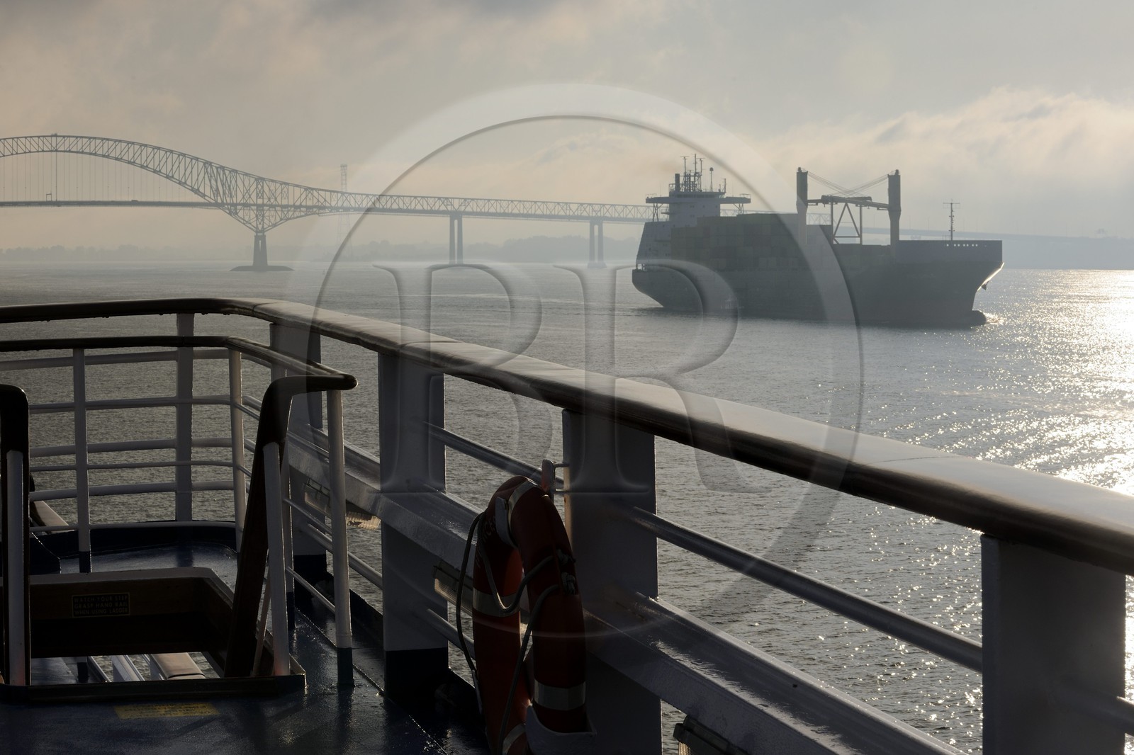 Canada, province de Québec, le pont sur le fleuve Saint-Laurent à Trois-Rivières depuis le bateau de croisière Princess Danaé