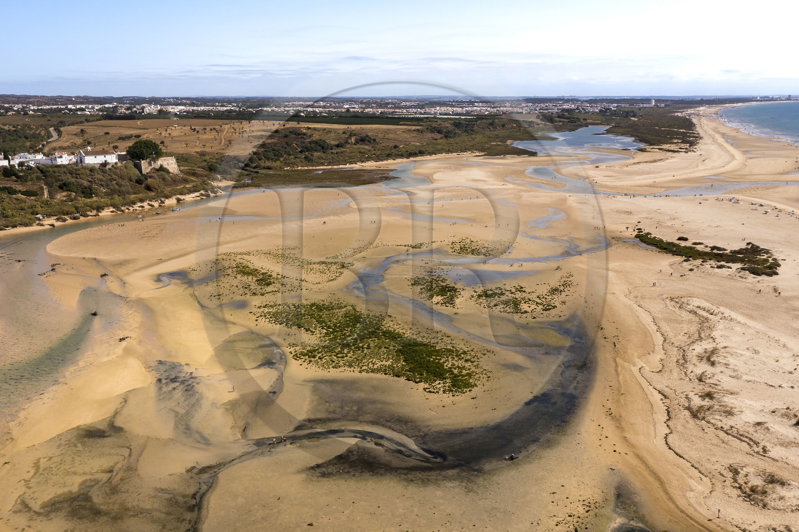 Portugal, Algarve, Parc Naturel de la Ria Formosa, Tavira, la plage devant la forteresse et le village de Cacela Velha (vue aérienne)