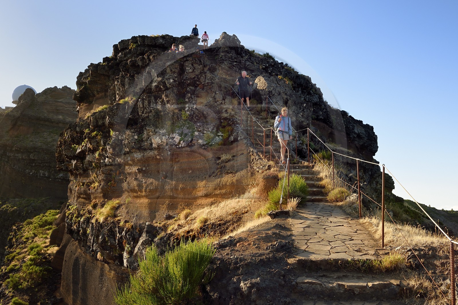 Portugal, Ile de Madère, randonnée sur le Vereda do Areeiro entre les monts Pico Ruivo (1862m) et Pico Arieiro (1817m) dont on apercoit le radar en arrière plan