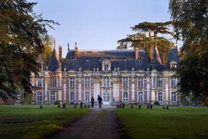 France, Seine-Maritime (76), Pays de Caux, Tourville-sur-Arques, château de Miromesnil, lieu de naissance de l'écrivain Guy de Maupassant, facade Nord au bout d'une allée arborée
