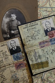 France, Bas-Rhin (67), chemin des passeurs au Donon sur la trace de la filière d'évasion du Rehtal, Schirmeck, cartes d'identité vraie et fausse du passeur Hubert Ledig