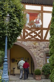 France, Bas-Rhin (67), Route des Vins d'Alsace, Ottrott, l'Hotel Ami Fritz, mur peint