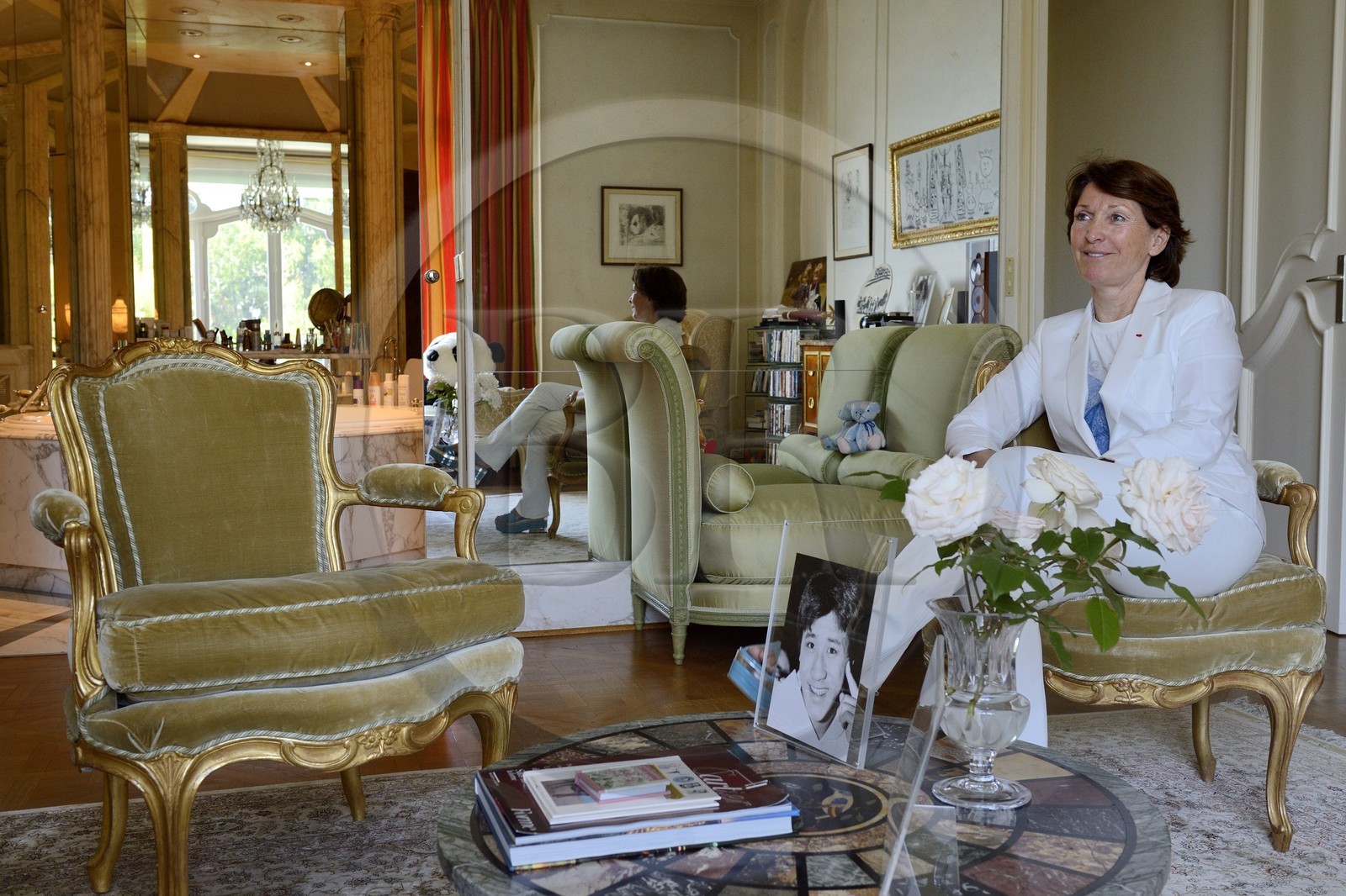 France, Alpes-Maritimes (06), Cannes, la villa La Californie où vécu Pablo Picasso, aujourd'hui renommé le Pavillon de Flore par Marina Picasso, Marina Picasso petite fille de Picasso dans sa chambre à coucher France, Alpes-Maritimes (06), Cannes, la villa La Californie où vécu Pablo Picasso, aujourd'hui renommé le Pavillon de Flore par Marina Picasso, Marina Picasso petite fille de Picasso dans sa chambre à coucher