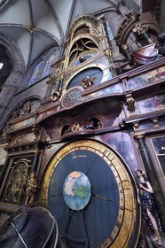 France, Bas-Rhin (67), Strasbourg, vieille ville classée au Patrimoine Mondial de l'UNESCO, la cathédrale Notre-Dame, bras sud du transept, l'horloge astronomique