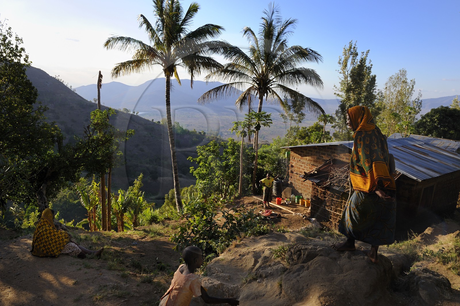 Tanzanie, région de Morogoro, les Monts Uluguru, jeune fille dans un village aux alentours de l'ancien refuge allemand de Morningside