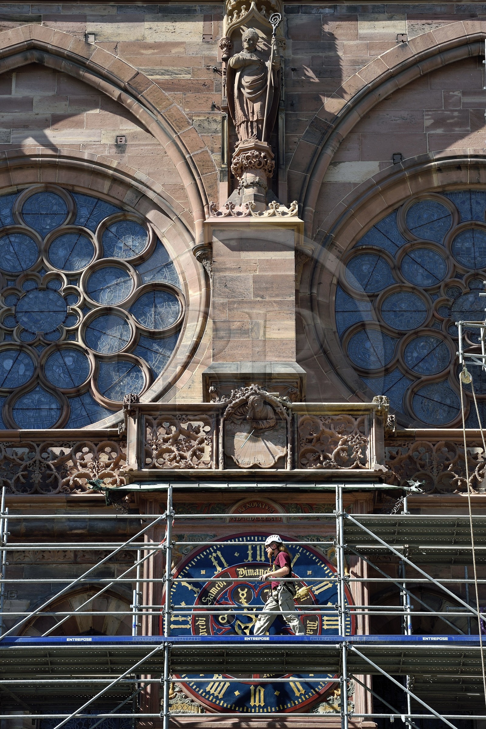 France, Bas-Rhin (67), Strasbourg, vieille ville classée au Patrimoine Mondial de l'UNESCO, la cathédrale Notre-Dame, facade sud, statue de saint Arbogaste au dessus de l'astrologue qui se penche sur un cadran solaire (XVème siècle), le tailleur de pierre Aymeric Zabollone devant horloge qui domine le portail du transept sud appelé du Jour du jugement en chantier