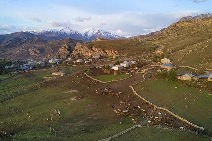 Azerbaïdjan, région de Quba (Guba), chaine de montagne du Grand Caucase, village de Giriz à l'aube (vue aérienne)