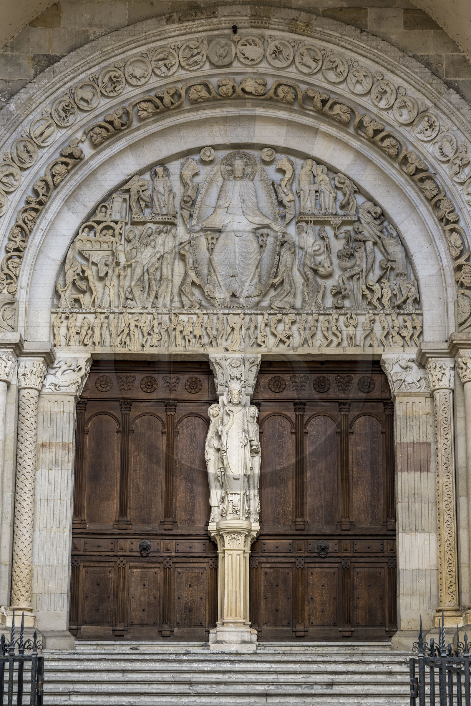 France, Saône-et-Loire (71), Autun, la cathédrale Saint-Lazare, portail et le tympan du Jugement dernier réalisé par Gislebertus