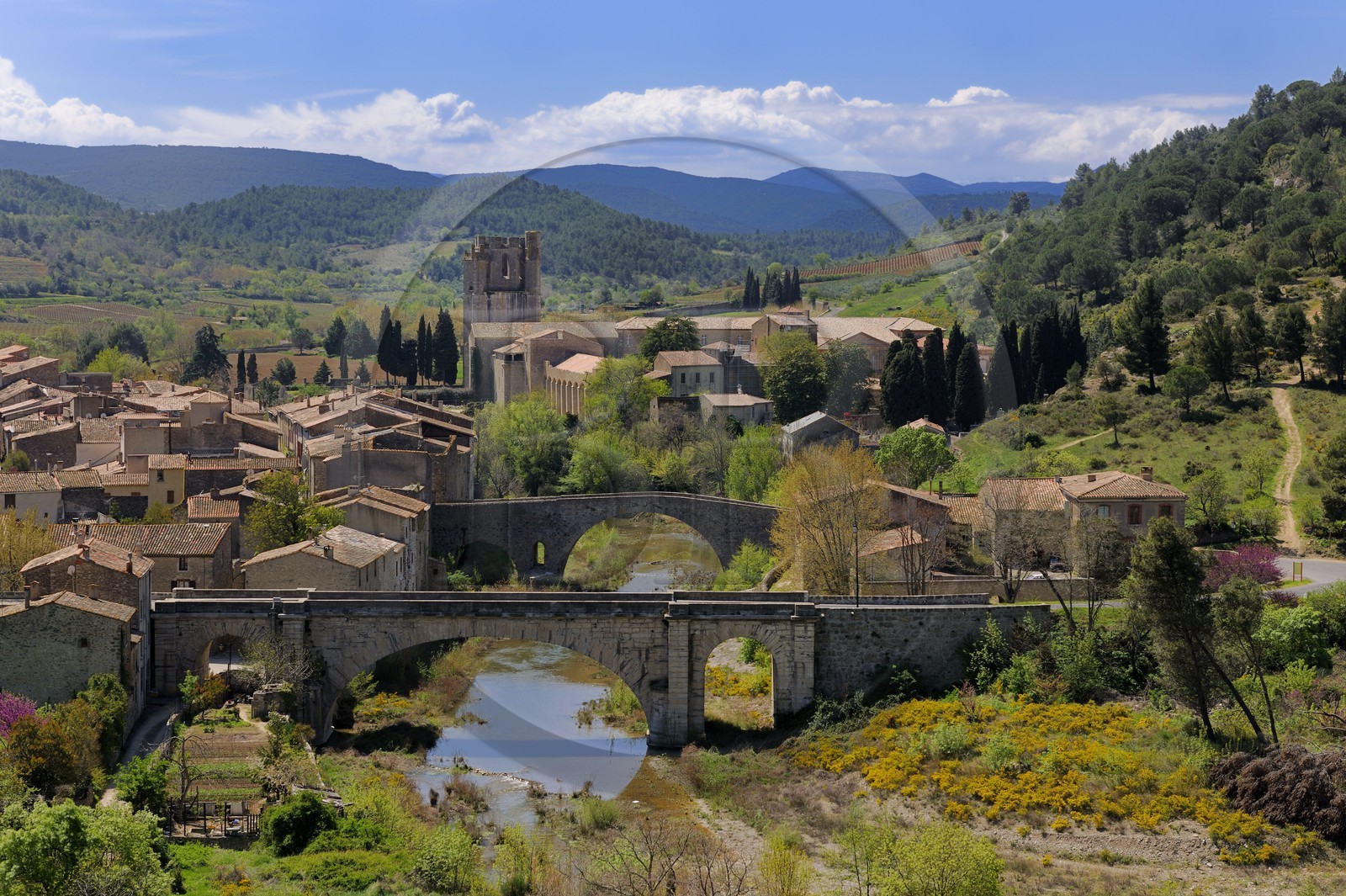 France, Aude (11), village de Lagrasse, labellisé Les Plus Beaux Villages de France, ponts sur l' Orbieu et abbaye Sainte-Marie de Lagrasse au fond