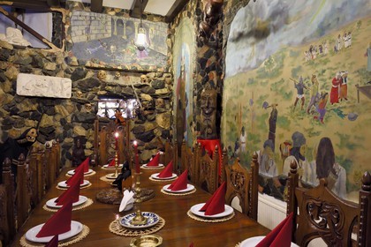 Roumanie, Transylvanie, région de Cluj, Turda, hotel Hunter Prince Castle et Dracula hotel, salle de restaurant entièrement décorée sur le thême de Dracula