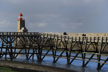France, Seine-Maritime (76), Pays de Caux, Côte d'Albâtre, passerelle en bois à l'entrée du port de Fécamp