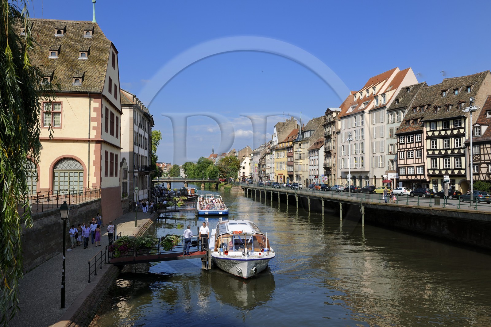 France, Bas-Rhin (67), Strasbourg, le musée Historique à gauche, bateaux sur l'ill et maison à pans de bois sur le quai des Batelliers