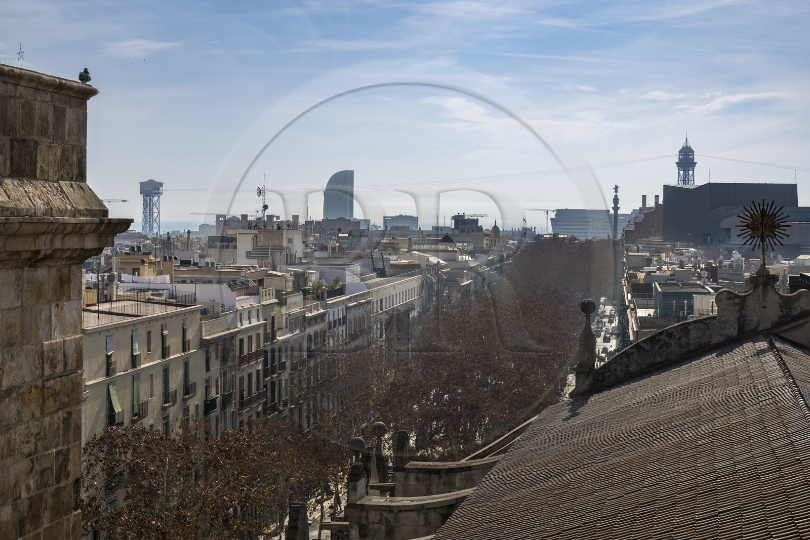 Espagne, Catalogne, Barcelone, quartier de Las Ramblas, l'avenue de Las Ramblas qui se termine sur la Colonne de Christophe Colomb et le téléphérique en arrière plan