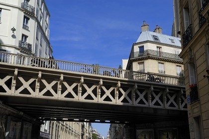 France, Paris (75), le pont de la rue du Rocher construit en 1868 par l'ingénieur Ernest Gouin et qui surplombe la rue de Madrid