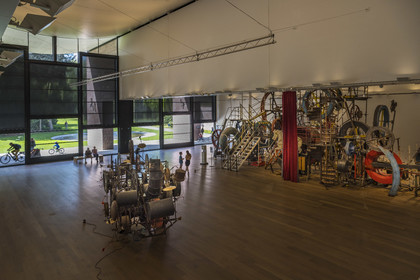 Suisse, Bâle, musée Tinguely, Grosse Méta-Maxi-Maxi-Utopia (1987) de Jean Tinguely et Méta-Harmonie intitulée Klamauk (1979) au premier plan