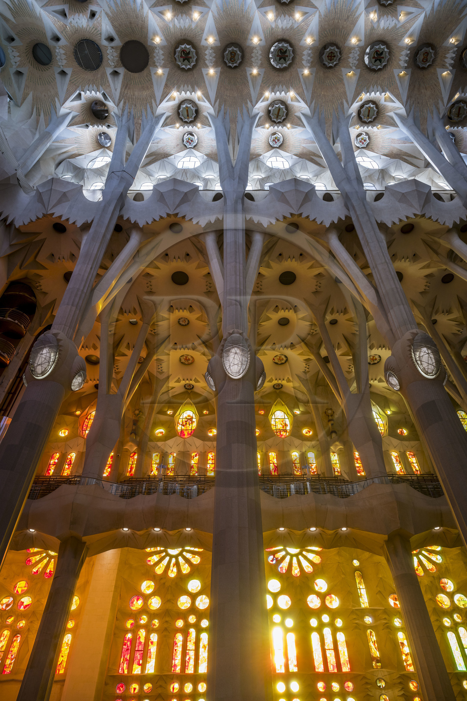 Espagne, Catalogne, Barcelone, quartier de l'Eixample, basilique de la Sagrada Familia de l'architecte du modernisme catalan Antoni Gaudi classée Patrimoine Mondial de l'UNESCO,  le côté facade de la Passion de la Nef aux vitraux aux couleurs chaudes et la voute en haut