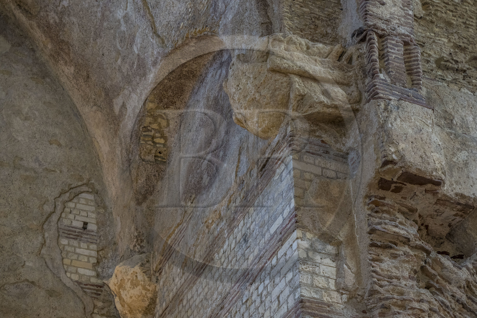 France, Paris (75), Musée de Cluny - Musée national du Moyen-Age, détail du mur en briques et pierres alternées du Frigidarium des thermes de Cluny,  corbeaux à la base des arches de la voûte