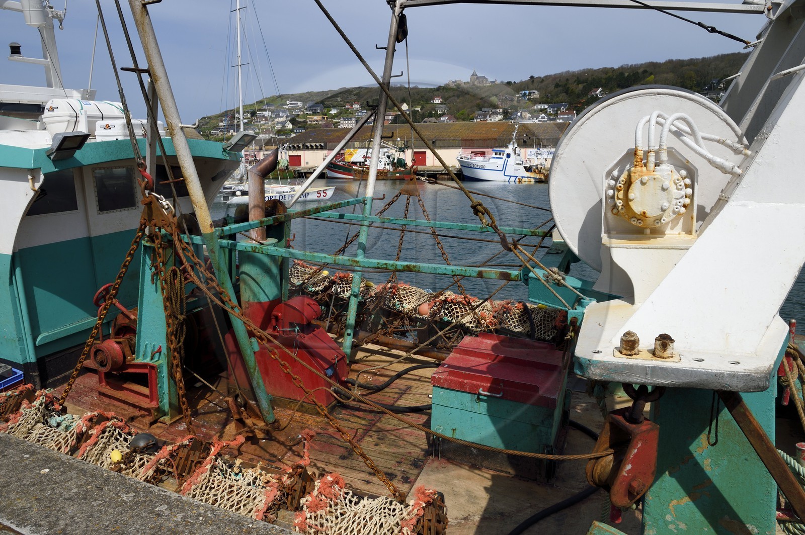 France, Seine-Maritime (76), Pays de Caux, Côte d'Albâtre, le port de Fécamp dominé par le cap Fagnet