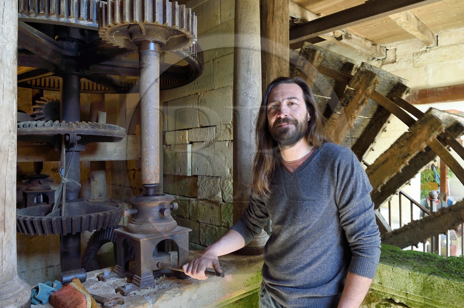 France, Charente (16), Bassac, moulin de Bassac, Cyprien Aoutin y fabrique farine, pains et pates à l’ancienne