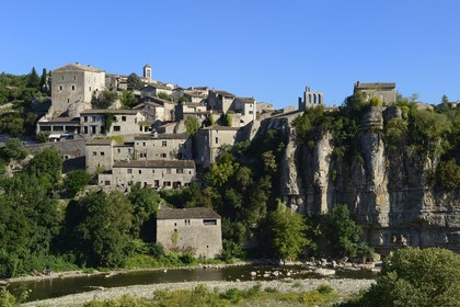 France, Ardèche (07), le village de Balazuc, labellisé Les Plus Beaux Villages de France, surplombant la rivière Ardèche