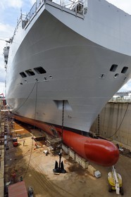France, Var (83), Toulon, la base navale (Arsenal), le Mistral (L9013) en cale sèche, batiment de projection et de commandement de la Marine Nationale