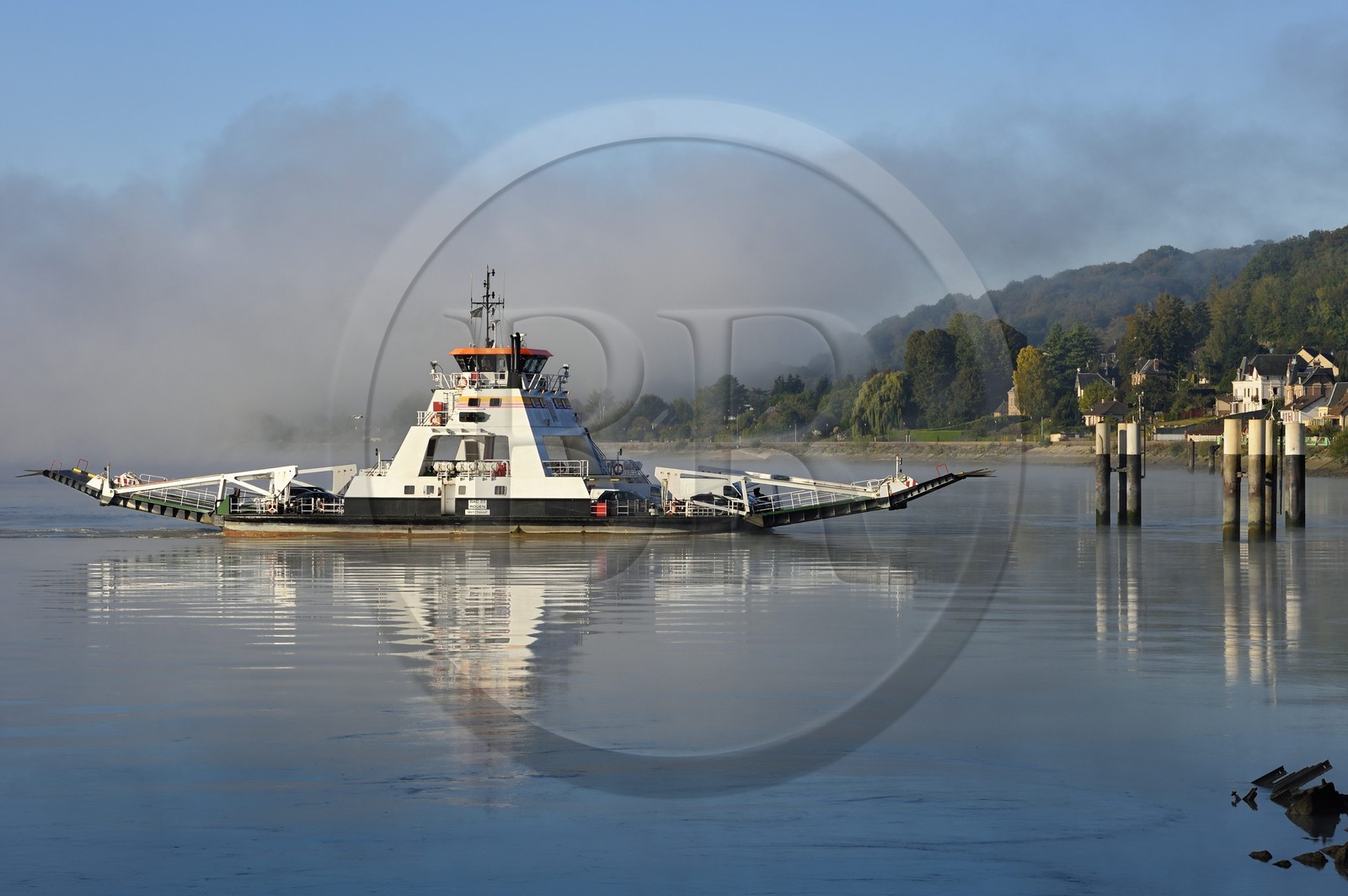 France, Seine-Maritime (76), Pays de Caux, Parc naturel régional des Boucles de la Seine normande, Duclair, traversée du bac auto sur la Seine dans la brume du petit matin