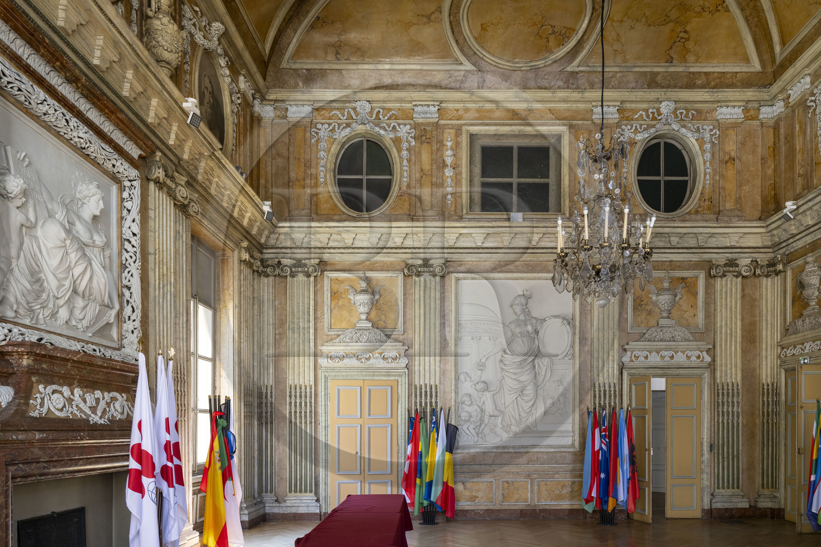 France, Côte-d'Or (21), Dijon, zone classée Patrimoine Mondial de l'UNESCO, Hotel Despringles édifié entre 1662 et 1675, salle des actes décorée de bas-reliefs en stuc imitant le marbre blanc