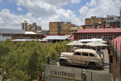 Afrique du Sud, province de Gauteng, Johannesburg, quartier de Maboneng, Arts on Main, lieu culturel dans un ancien entrepôt rénové qui a été construit à l'origine en 1911, mélangeant galeries d'art, librairies, restaurants et boutiques à la mode