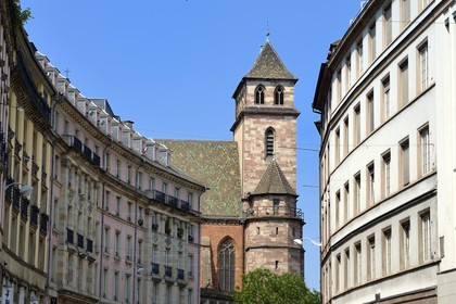France, Bas-Rhin (67), Strasbourg, vieille ville classée au Patrimoine Mondial de l'UNESCO, La Grande Percée de 1908 dans le plan de la Neustadt, l’église St-Pierre-le-Vieux au début de la rue du 22 Novembre