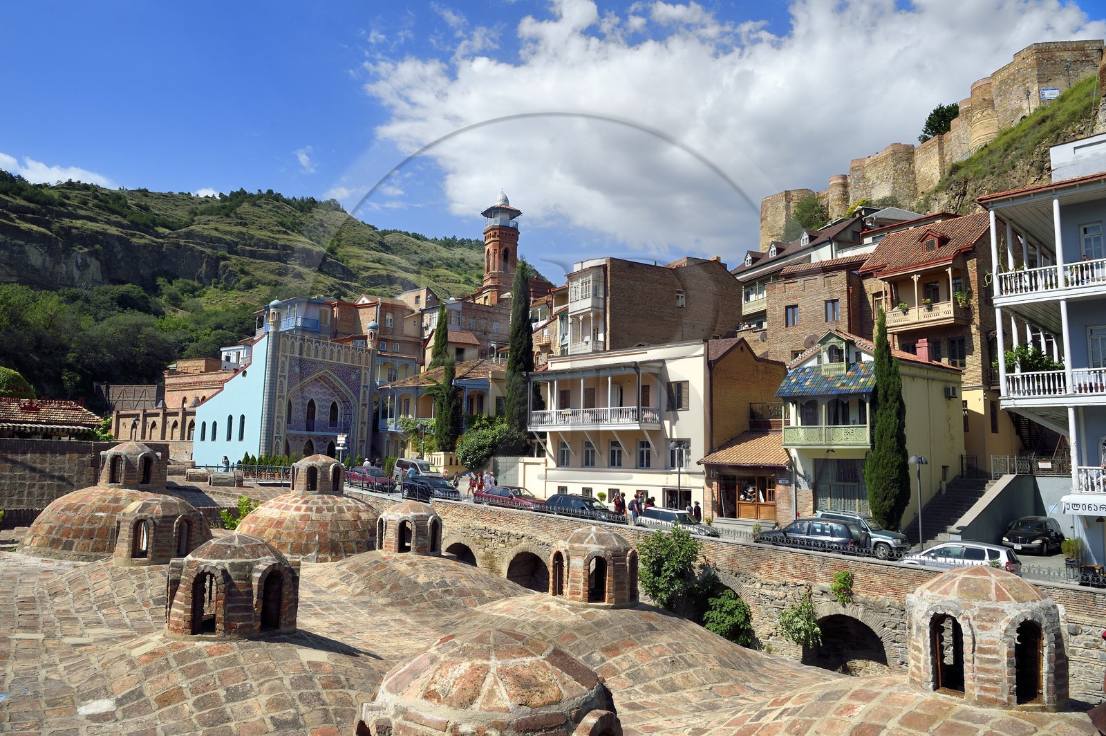 Géorgie, Tbilissi, vieille ville, quartier thermal de Abanotoubani avec les toits des bains sulfureux publiques, les Bains Orbeliani à la façade carrelée bleue, le minaret de la mosquée et la forteresse de Narikala (IVème siècle) en arrière plan Géorgie, Tbilissi, vieille ville, quartier thermal de Abanotoubani avec les toits des bains sulfureux publiques, les Bains Orbeliani à la façade carrelée bleue, le minaret de la mosquée et la forteresse de Narikala (IVème siècle) en arrière plan