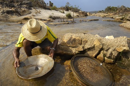 Brazil, Minas Gerais state, Diamantina, garimpero, gold prospecter in a river (Gold Route, Estrada Real)