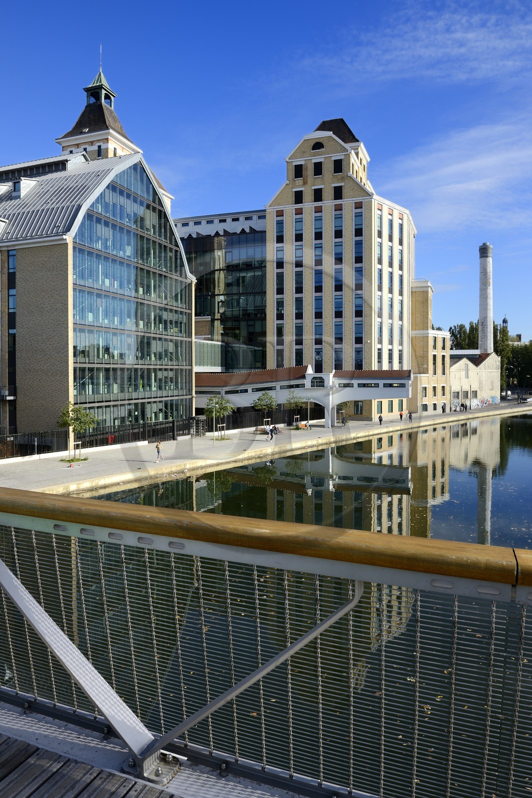 France, Seine-Saint-Denis (93), Pantin, Les anciens Grands Moulins de Pantin créées en 1884 réhabilités pour y réaliser un ensemble immobilier de bureaux conçu par le cabinet d'architectes Reichen et Robert pour BNP-Paribas Securities Services, le canal de l'Ourcq