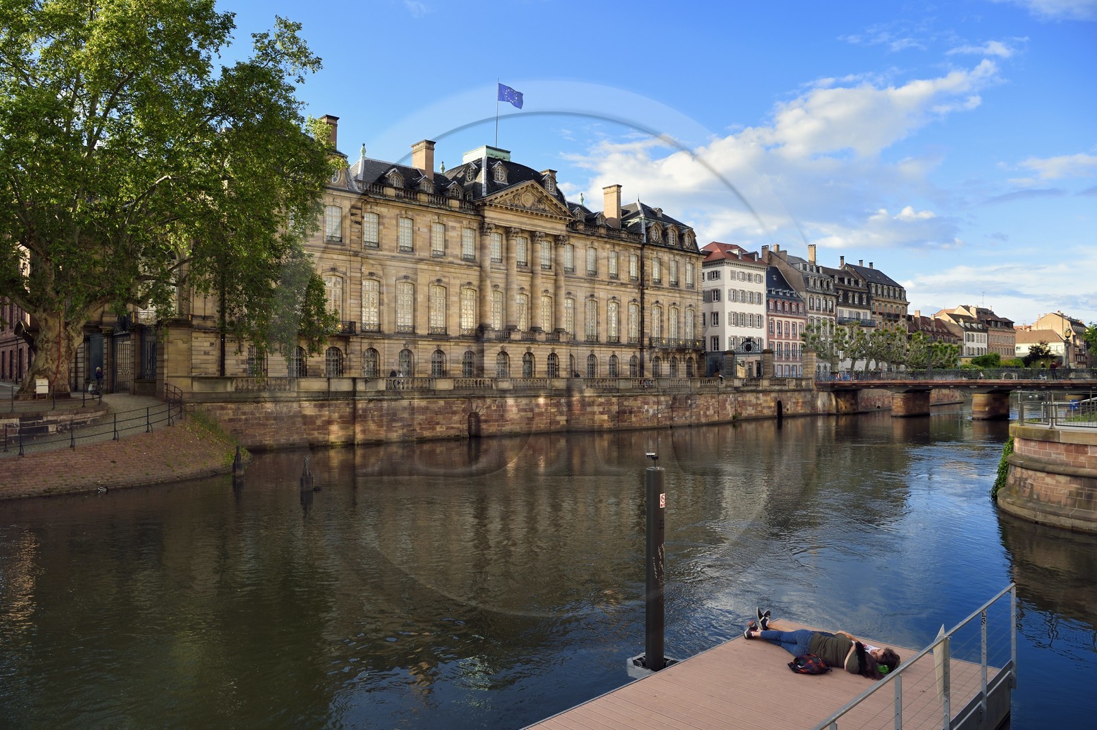 France, Bas-Rhin (67), Strasbourg, vieille ville classée Patrimoine Mondial de l'UNESCO, les bords de l'ill quai des Bateliers et le Palais Rohan, un ponton flottant est mise en place pour pouvoir se rapprocher de la rivière