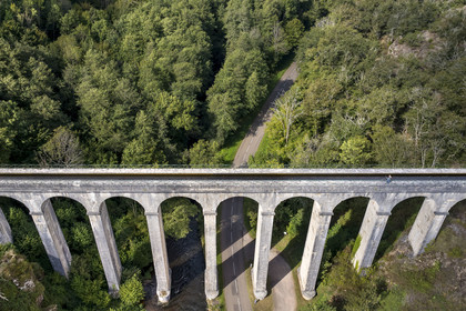 France, Nievre, Regional Natural Park of Morvan, Montreuillon, Montreuillon aqueduct bridge built in 1841, 33 m high and 152 m long with 13 arches 8 m wide, along the Rigole d’Yonne which draws water from the Yonne at Lake Pannecière and feeds the Nivernais Canal (aerial view)