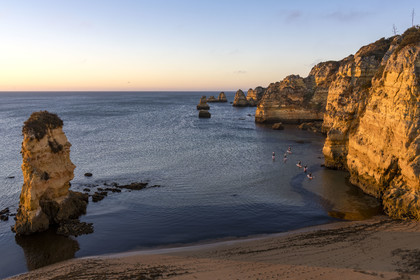 Portugal, Algarve, Lagos, escursion en stand up paddle au lever de soleil depuis la plage de Praia Dona Ana bordée par des falaises escarpées