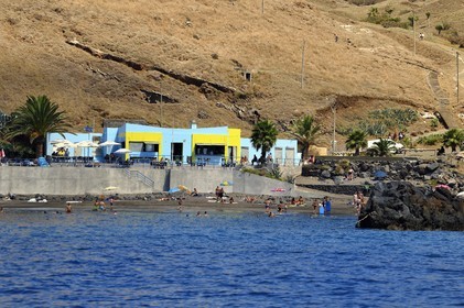 Portugal, Ile de Madère, plage de sable noir dans la réserve naturelle de la Ponta de Sao Lourenço (pointe Saint Laurent) à l'extrême Est de l'ile, plage naturelle de sable noir à Prainha