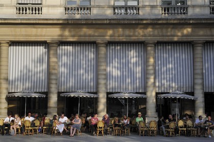 France, Paris (75), place du Palais Royal, terrasse du café Le Nemours