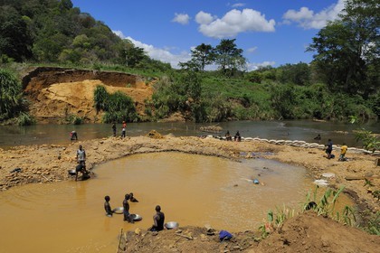 Tanzanie, région de Morogoro, les Monts Uluguru, prospecteurs d' Or sur la rivière Ruvu