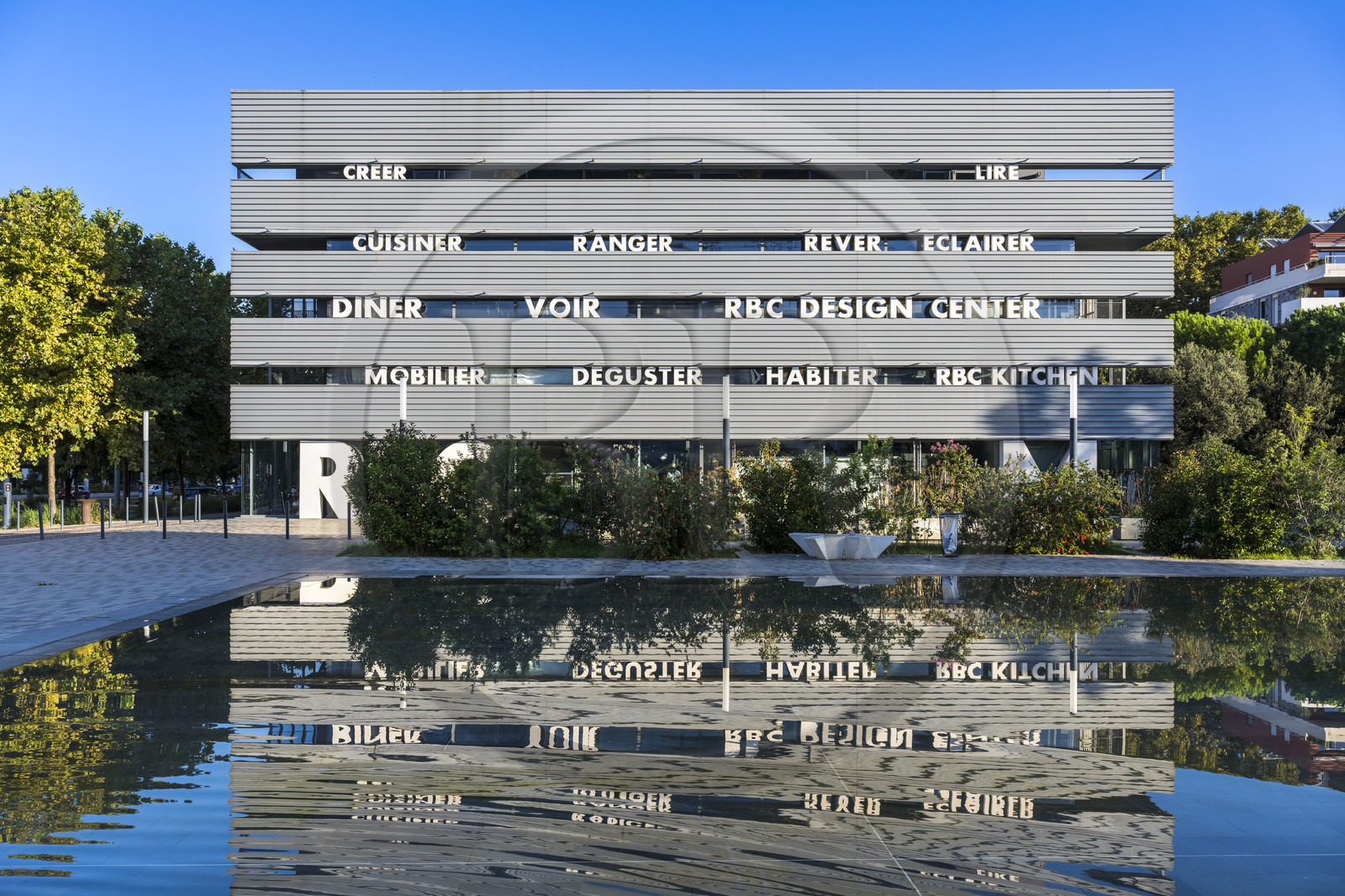 France, Hérault (34), Montpellier,  quartier de Port Marianne, le RBC Design Center conçu par l'architecte Jean Nouvel, showroom de mobilier contemporain, comprenant une librairie, une boutique objets et un restaurant-brasserie, le miroir d'eau sur l'avenue Raymond Dugrand au premier plan
