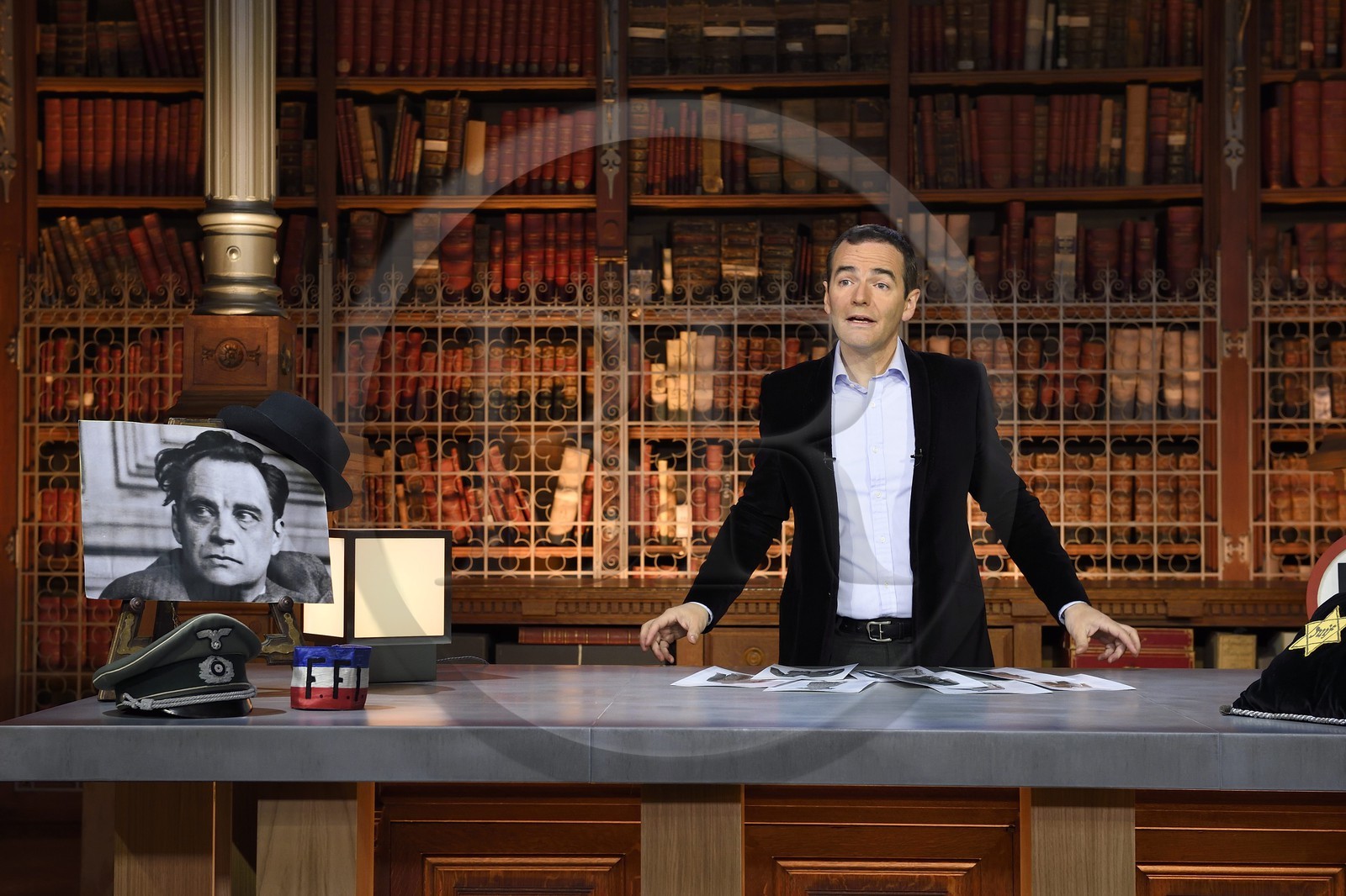 France, Paris (75), les Archives Nationales, Grands dépots, salle de l'Armoire de fer, tournage de l'émission de television L'ombre d'un doute sur l'affaire Marcel Petiot présentée par l'animateur et journaliste Franck Ferrand