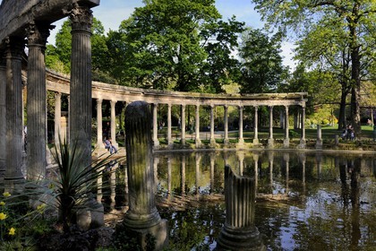 France, Paris (75), parc Monceau, colonnade sur la pièce d'eau