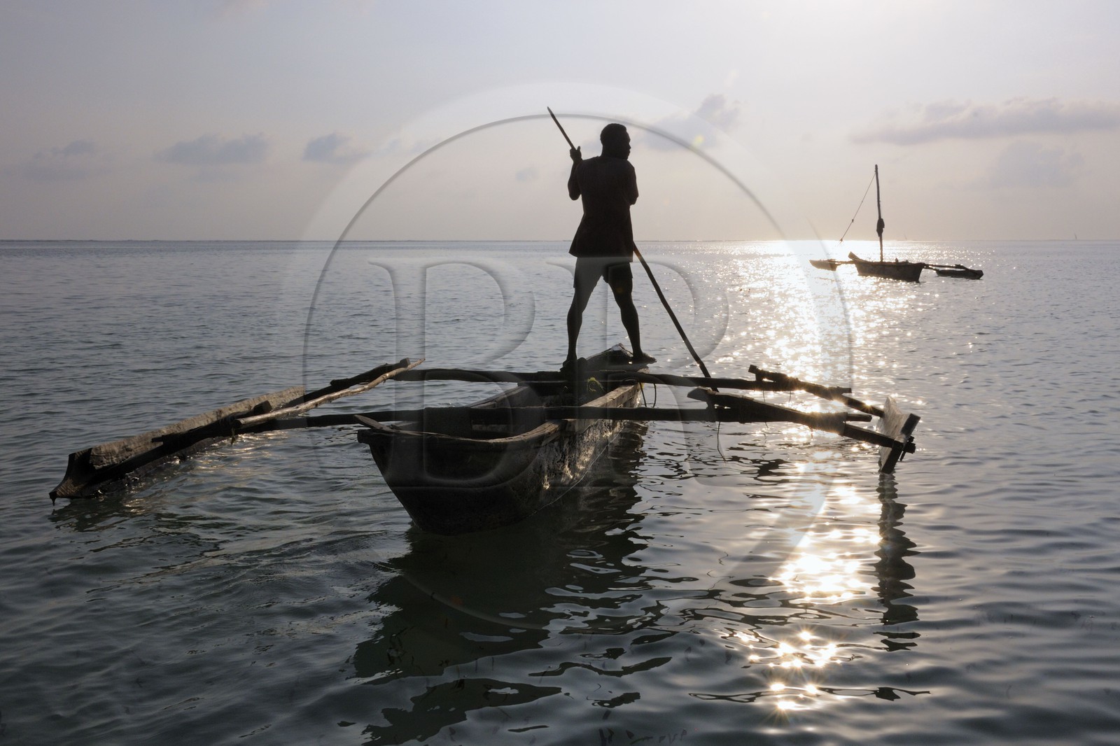 Tanzanie, archipel de Zanzibar, île de Unguja (Zanzibar), côte Sud-Est, Bwejuu, pêcheur sur un dhow (boutre traditionnel)