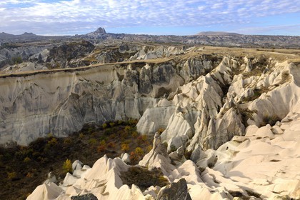 Turquie, Anatolie Centrale, province de Nevsehir, Cappadoce classée Patrimoine Mondial de l'UNESCO, vallée de l'Amour, paysage d'érosion et cheminées de fées avec Uchisar en arrière-plan (vue aérienne)