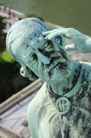 France, Paris (75), île de la Cité, la cathédrale Notre-Dame, la flèche domine les statues de cuivre vert-de-grisé des douze apôtres avec les symboles des quatre évangélistes. Viollet-le-Duc s’est fait représenter lui-même sous les traits de saint Thomas avec son équerre