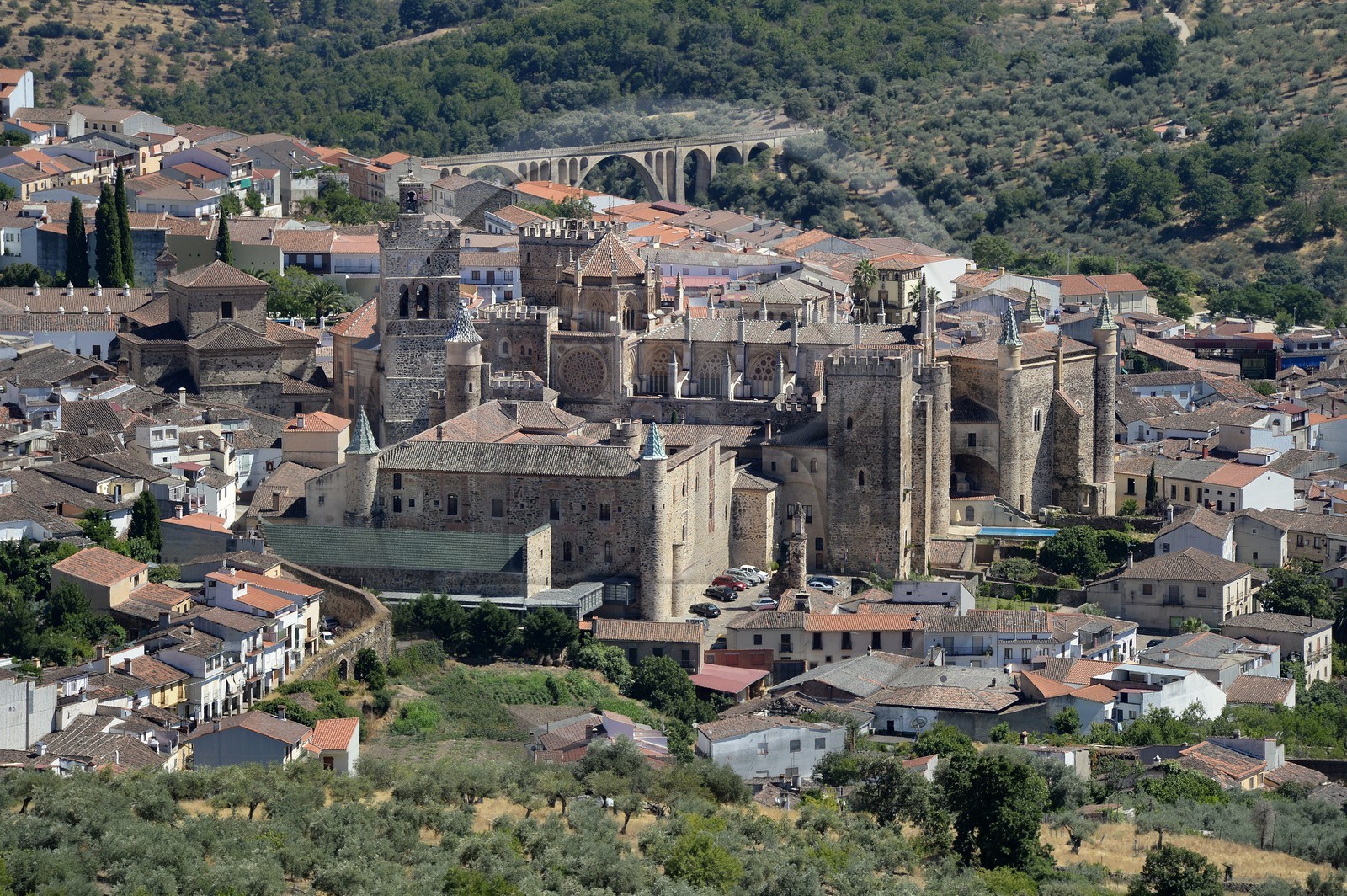 Espagne, Estremadure, Guadalupe, monastère royal de Santa Maria de Guadalupe classé Patrimoine mondial de l'UNESCO, sanctuaire formé de huit tours construit à l'endroit où la vierge apparut à un berger