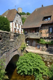 France, Haut Rhin, Kaysersberg, the fortified bridge (1514) and the keep of the castle in the background